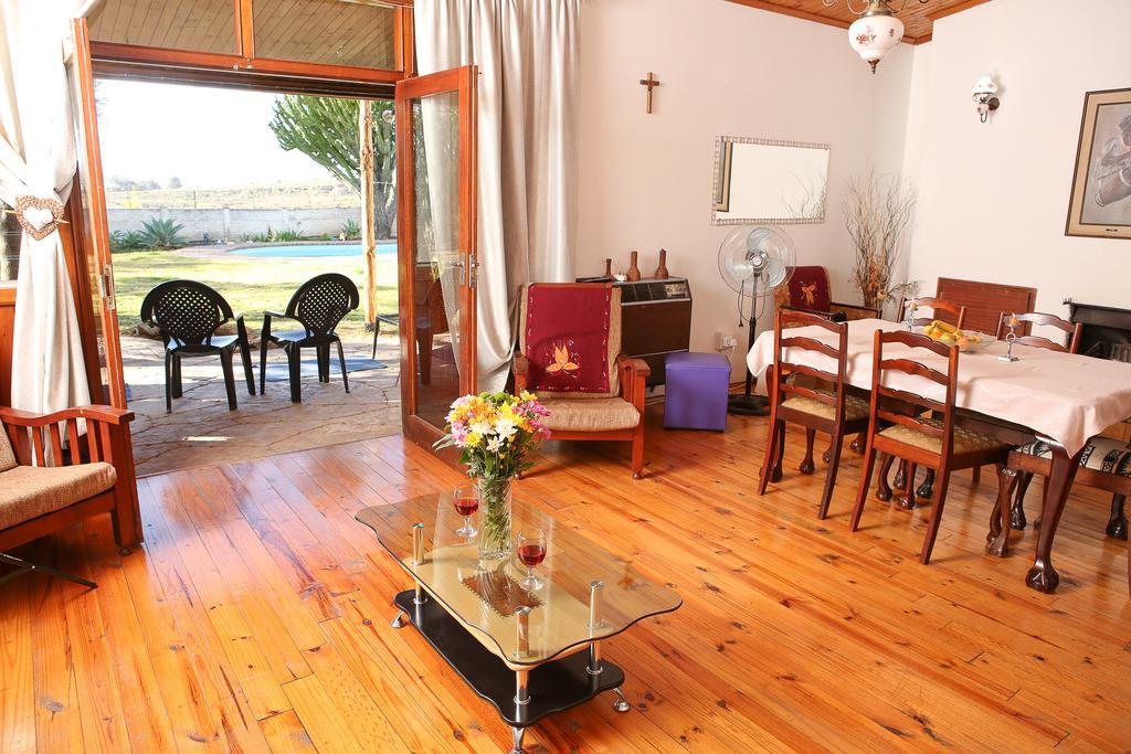 Oudtshoorn Homestay Accommodation Екстериор снимка